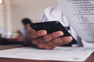 الصحة العالمية تحذر من تأثير أجهزة المحمول ووسائل التواصل الاجتماعي على حياة الأفراد