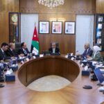 رئيس الوزراء يؤكّد أهميَّة مأسسة جائزة الحسين بن عبدالله الثَّاني للعمل التطوُّعي