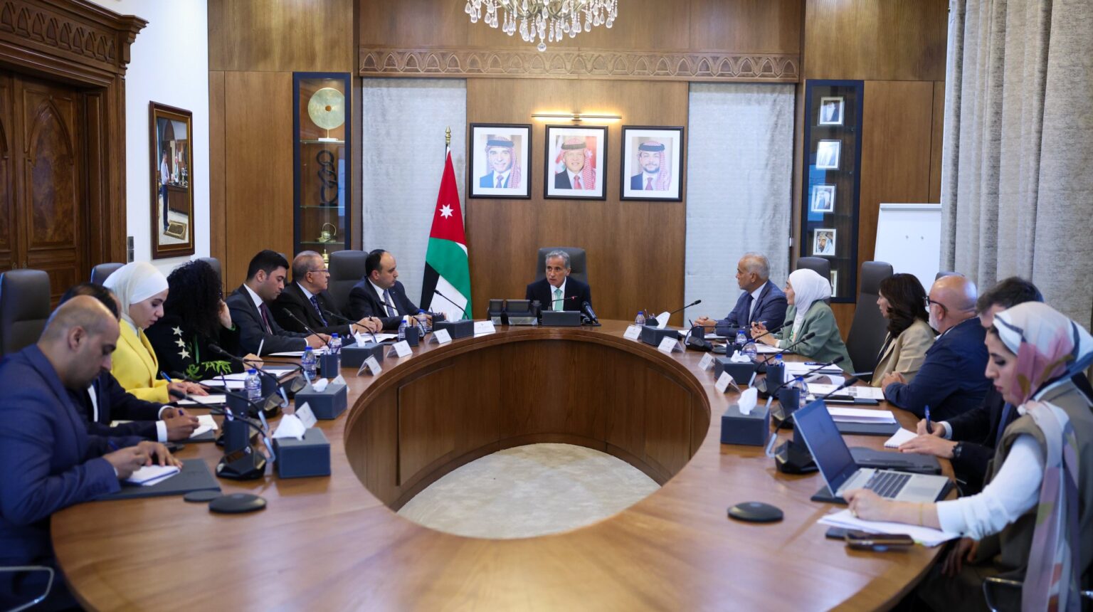 رئيس الوزراء يؤكّد أهميَّة مأسسة جائزة الحسين بن عبدالله الثَّاني للعمل التطوُّعي