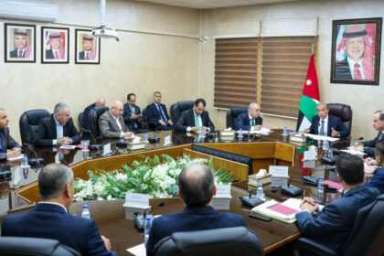 رئيس الوزراء يؤكد دعم الحكومة للمعلمين ويعلن حزمة من القرارات