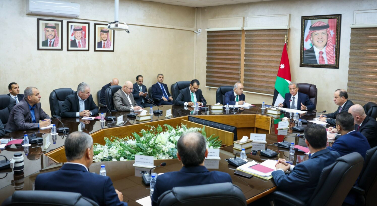 رئيس الوزراء يؤكد دعم الحكومة للمعلمين ويعلن حزمة من القرارات رئيس الوزراء يؤكد دعم الحكومة للمعلمين ويعلن حزمة من القرارات