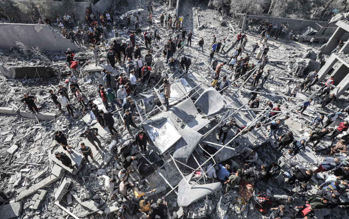 24 شهيدا جراء مجزرة ارتكبها الاحتلال في نقطة توزيع المساعدات غرب رفح 24 شهيدا جراء مجزرة ارتكبها الاحتلال في نقطة توزيع المساعدات غرب رفح