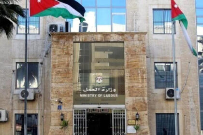 “العمل” : تمديد فترة استفادة العمالة السورية من الإعفاءات من رسوم تصاريح العمل وأي غرامات شريطة توفيق أوضاعها قبل نهاية يوم 30 حزيران