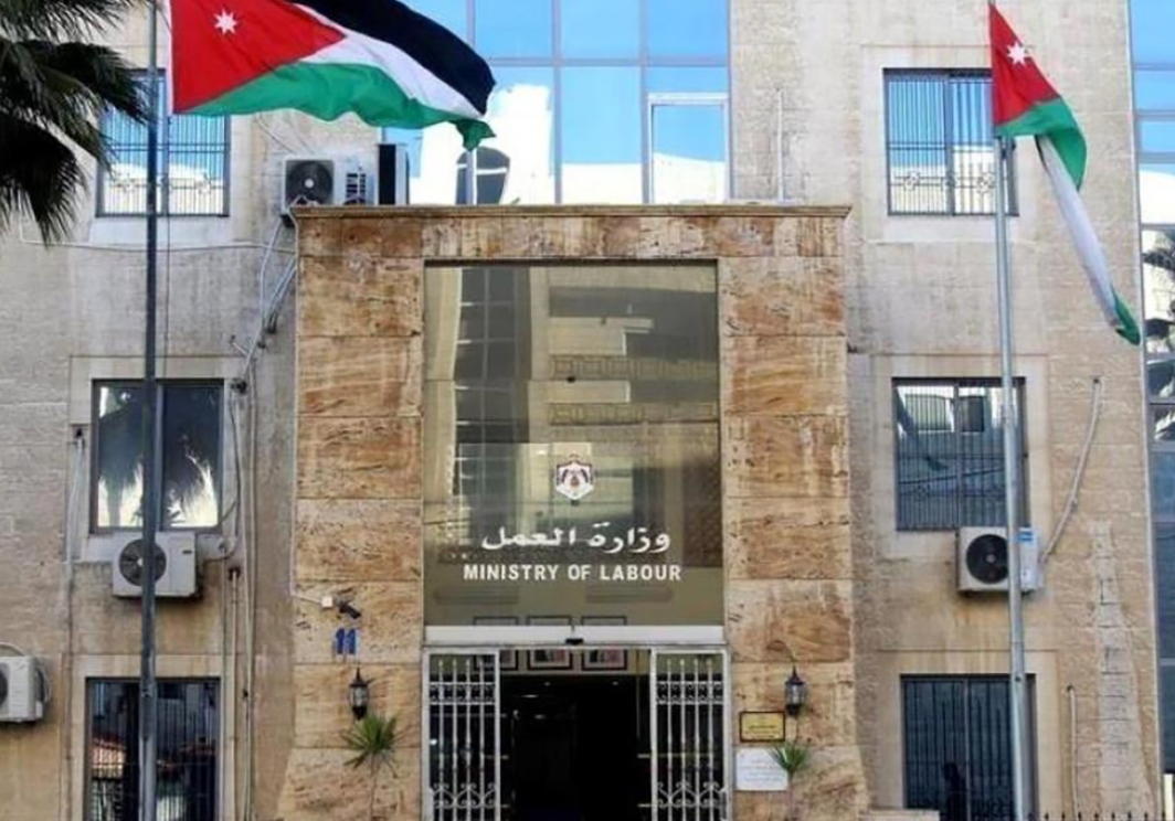 “العمل” : تمديد فترة استفادة العمالة السورية من الإعفاءات من رسوم تصاريح العمل وأي غرامات شريطة توفيق أوضاعها قبل نهاية يوم 30 حزيران