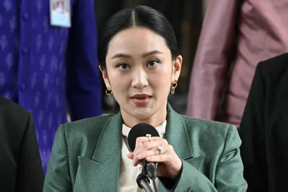 لماذا أوقف القضاء رئيسة وزراء تايلند عن العمل ؟ لماذا أوقف القضاء رئيسة وزراء تايلند عن العمل ؟