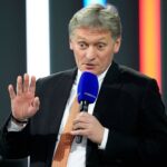 بعد تعليق الأسلحة الأمريكية.. كييف تحذّر.. وموسكو: يُعجّل بإنهاء الحرب