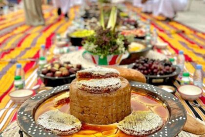 بنكهة البر والسمن والعسل.. «المشغوثة» تتصدر الموائد والمهرجانات