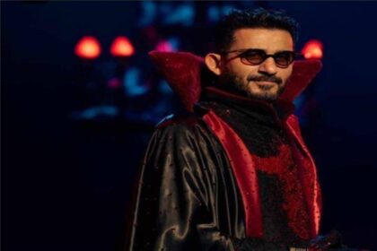 من مسرح جدة.. «حلمي» يهنئ الهضبة على «ابتدينا»