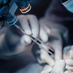 في حالة يقظة.. استئصال ورم دماغي لمريض بسلطنة عمان