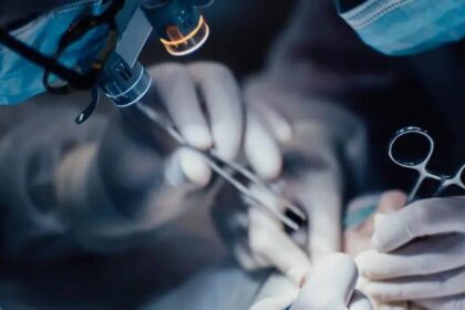 في حالة يقظة.. استئصال ورم دماغي لمريض بسلطنة عمان