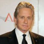 مايكل دوغلاس يعتزل الفن: «لا أريد أن أموت في اللوكيشن»