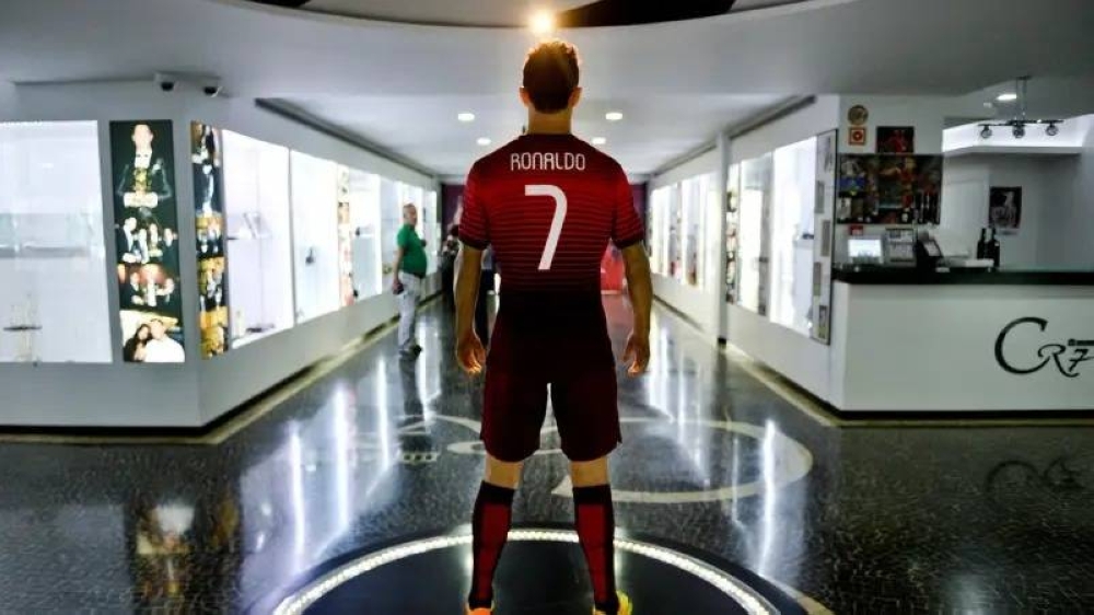 متحف رونالدو يخطف الأضواء في هونغ كونغ.. والزي السعودي حاضر