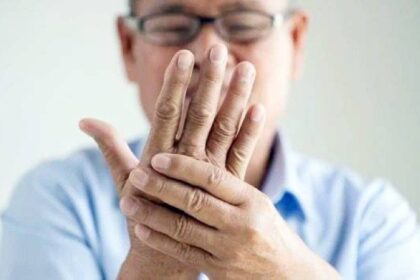 شمع الأذن يكشف «باركنسون» مبكراً