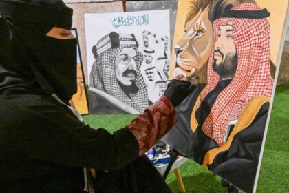 جناح الفن التشكيلي يحلّق بأنامل المبدعات في «بيت حائل»