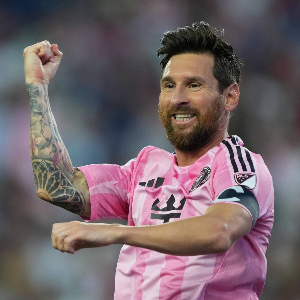 ميسي محتار.. بين الأربعة الكبار ميسي محتار.. بين الأربعة الكبار