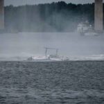 «عطل فني» يُحطم مروحية ماليزية ويُسقطها في النهر