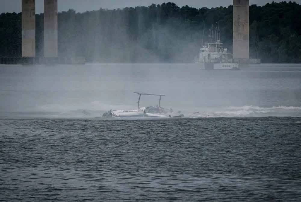 «عطل فني» يُحطم مروحية ماليزية ويُسقطها في النهر