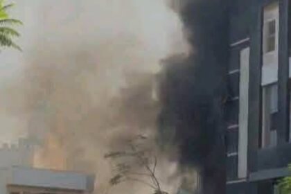 مصر.. حريق مفاجئ يضرب مركزاً تجارياً بالشيخ زايد