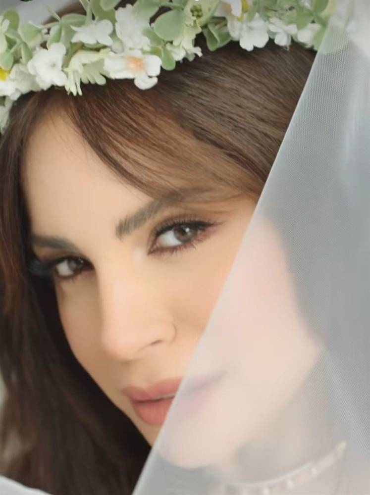 تأكيداً لـ«عكاظ».. آمال ماهر تظهر بفستان زفاف وتروّج لأغنيتها الجديدة تأكيداً لـ«عكاظ».. آمال ماهر تظهر بفستان زفاف وتروّج لأغنيتها الجديدة