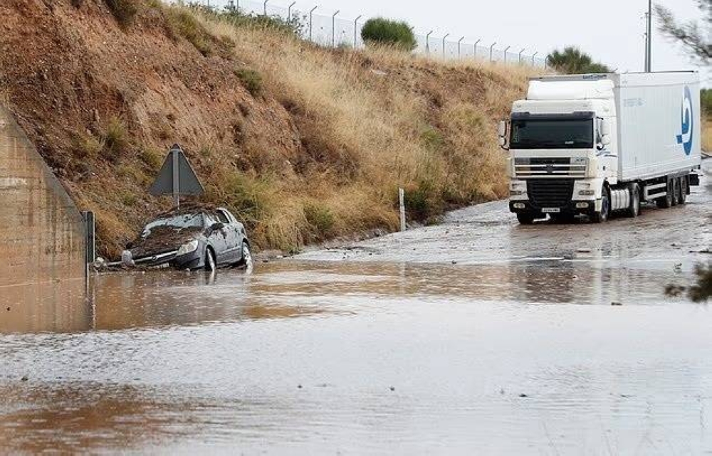 فيضانات وأعاصير رعدية تضرب وجهات سياحية شهيرة في إسبانيا