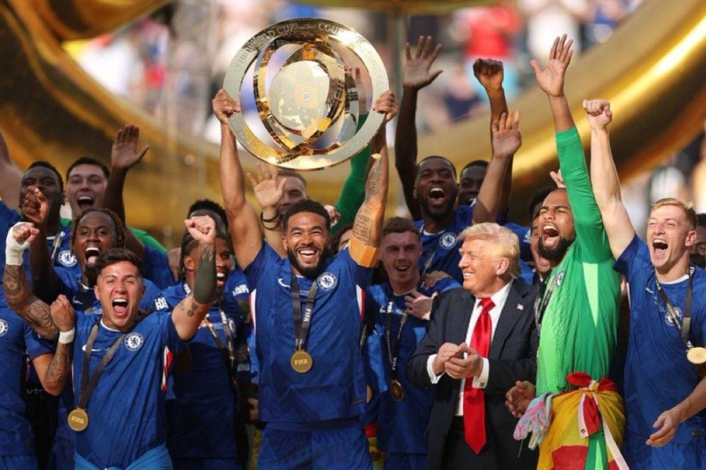 لندن تكتسي الأزرق عقب تتويج تشيلسي بكأس العالم لندن تكتسي الأزرق عقب تتويج تشيلسي بكأس العالم