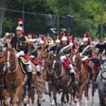 خيول بلا فرسان.. فوضى تُربك الجيش الفرنسي في «يوم الباستيل»