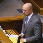 رئيس وزراء أوكرانيا يستقيل.. ونائبته تخلفه