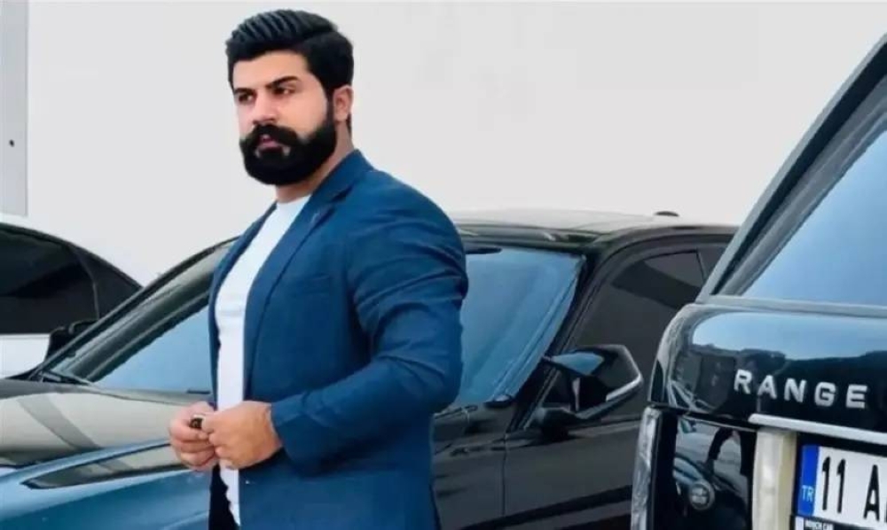 مقتل عارض أزياء شهير أمام بناته داخل السيارة