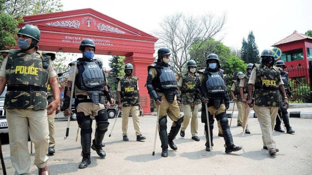 ذعر في بنجالور.. تهديدات بقنابل تستهدف 40 مدرسة وتستنفر الشرطة ذعر في بنجالور.. تهديدات بقنابل تستهدف 40 مدرسة وتستنفر الشرطة