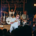 عمرو دياب يتألق ويشعل المسرح بألبومه الجديد في حفله الثاني بالساحل الشمالي