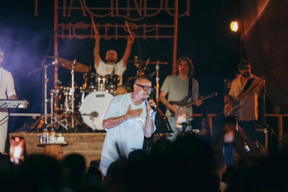 عمرو دياب يتألق ويشعل المسرح بألبومه الجديد في حفله الثاني بالساحل الشمالي عمرو دياب يتألق ويشعل المسرح بألبومه الجديد في حفله الثاني بالساحل الشمالي