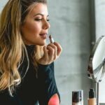 هل يهدّد أحمر الشفاه صحتك؟ دراسة تربط المكياج بالربو