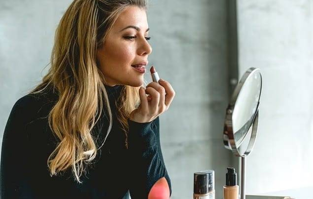 هل يهدّد أحمر الشفاه صحتك؟ دراسة تربط المكياج بالربو