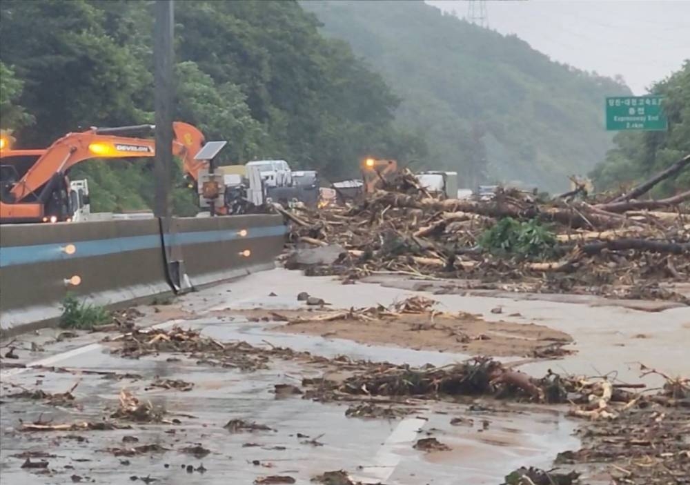 الأمطار والانهيارات الأرضية تقتل 17 شخصاً في كوريا الجنوبية الأمطار والانهيارات الأرضية تقتل 17 شخصاً في كوريا الجنوبية