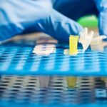 أبٌ يزوِّر اختبار DNA للهروب من النفقة.. والأم تقوده للسجن