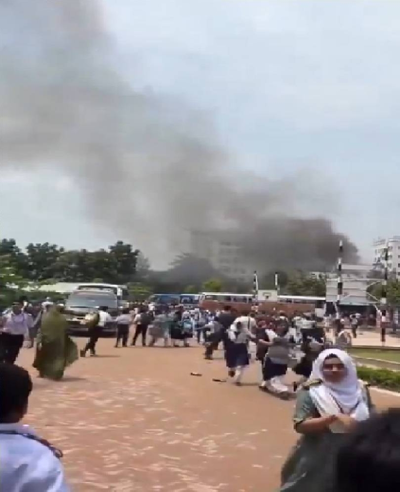 مقتل 19 بنغاليّاً في تحطّم طائرة تدريب للقوات الجويّة فوق مجمّع تعليمي بدكا مقتل 19 بنغاليّاً في تحطّم طائرة تدريب للقوات الجويّة فوق مجمّع تعليمي بدكا