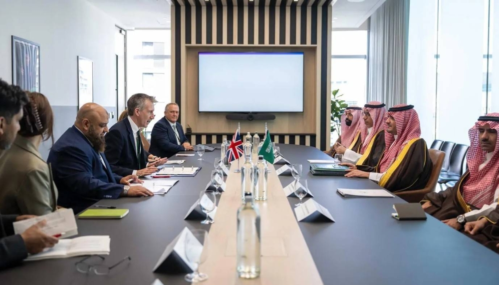 الأمير عبدالعزيز بن سعود يلتقي وزير الدولة لشؤون الأمن بوزارة الداخلية البريطانية الأمير عبدالعزيز بن سعود يلتقي وزير الدولة لشؤون الأمن بوزارة الداخلية البريطانية
