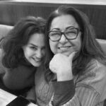 في أول تعليق لها بعد الوفاة.. هند صبري: ماتت أمي وتوقف الوقت