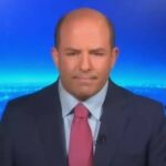 «حان وقت النوم».. طفل يحرج والده الإعلامي في بث مباشر!