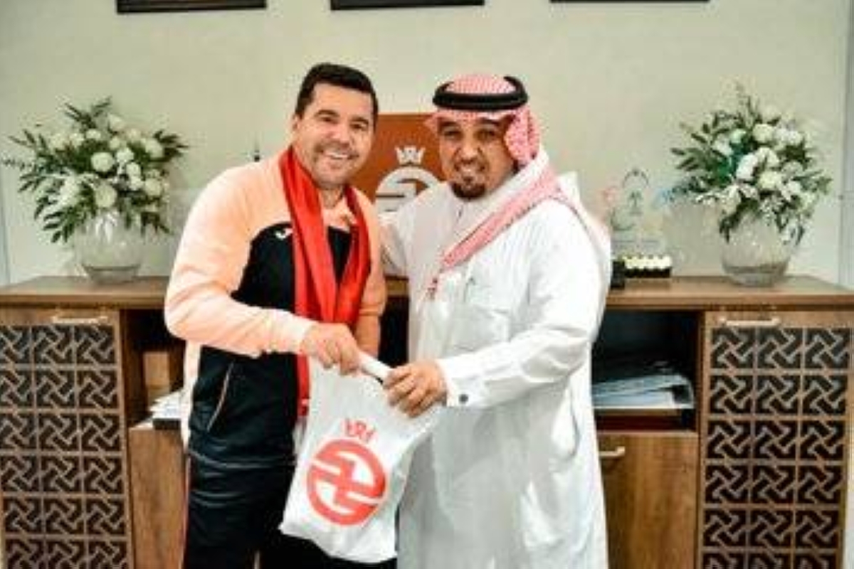 بالتراضي.. الخلود ينهي عقد المدرب الروماني كوزمين كونترا