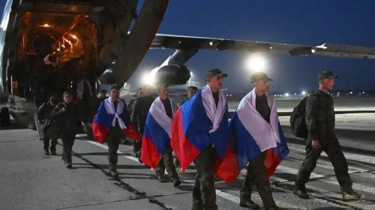 تبادل للهجمات بين روسيا وأوكرانيا.. ووصول أسرى محررين إلى موسكو تبادل للهجمات بين روسيا وأوكرانيا.. ووصول أسرى محررين إلى موسكو