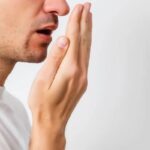 كيف تؤثر «الأمعاء» على رائحة الفم وصحة اللثة؟