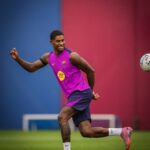 برشلونة يغادر لليابان بعد حل مشكلة المنظمين