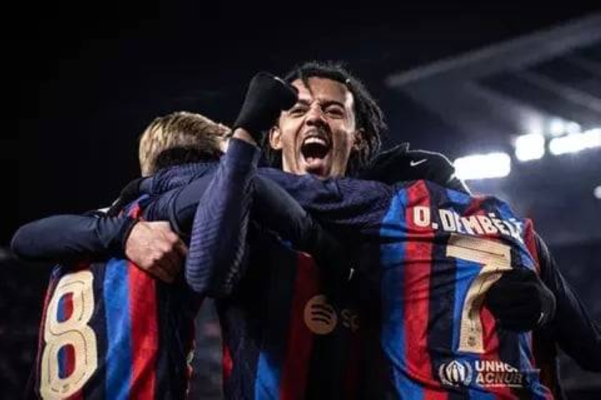 كوندي يرفض الإغراءات.. ويمدد عقده مع برشلونة