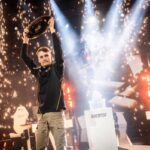 عمرو دياب يضيء سماء الرياض بحفل استثنائي في مسرح أبو بكر سالم