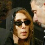 انهيار فيروز بعد وفاة نجلها زياد الرحباني.. والأطباء يهرعون لمنزلها