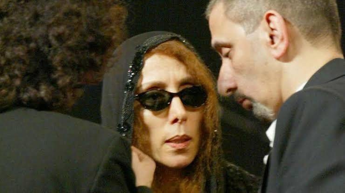 انهيار فيروز بعد وفاة نجلها زياد الرحباني.. والأطباء يهرعون لمنزلها انهيار فيروز بعد وفاة نجلها زياد الرحباني.. والأطباء يهرعون لمنزلها