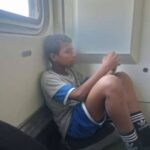 من داخل القطار.. صورة «عفوية» تنهي معاناة ناشئ مصري