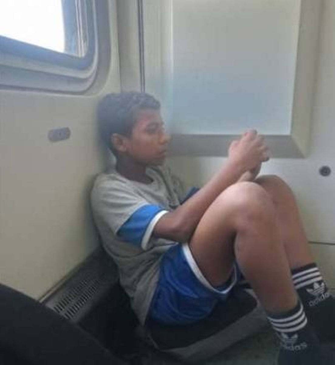 من داخل القطار.. صورة «عفوية» تنهي معاناة ناشئ مصري من داخل القطار.. صورة «عفوية» تنهي معاناة ناشئ مصري