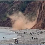 انهيار صخري مفاجئ.. مصطافون يفرون من الموت في بريطانيا